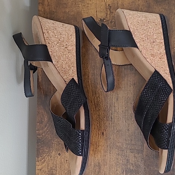 Clarks Black Textured Wedge Sandals size 10. - Picture 4 of 11